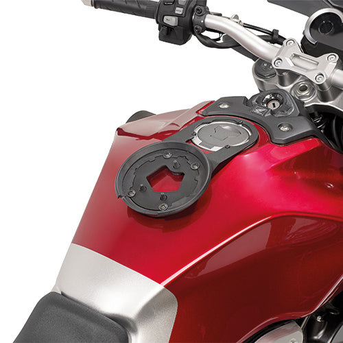 Givi BF38 Flangia specifica per l’utilizzo di borse da serbatoio TANKLOCK (Honda)