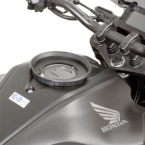 Givi BF41 Flangia specifica per l’utilizzo di borse da serbatoio TANKLOCK (Honda)