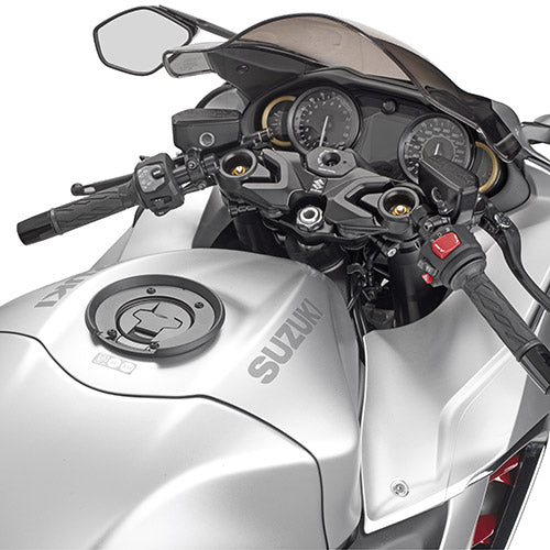 Givi BF67 Flangia specifica per l’utilizzo di borse da serbatoio TANKLOCK, TanklockED (Suzuzki)