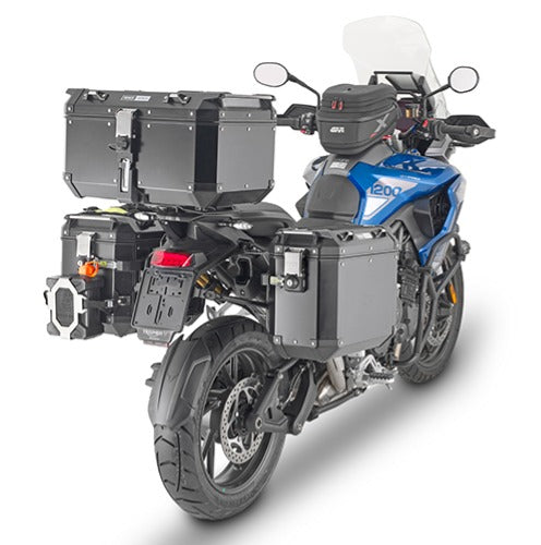 Givi PLO6422CAM Portavaligie laterale specifico PL ONE-FIT configurato per valigie MONOKEY® CAM-SIDE Trekker Outback (Triumph)
