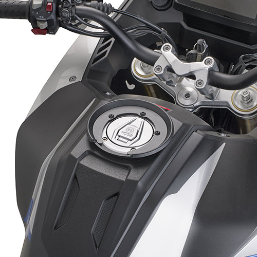 Givi BF79 Flangia specifica per l’utilizzo di borse da serbatoio TANKLOCK (Voge)