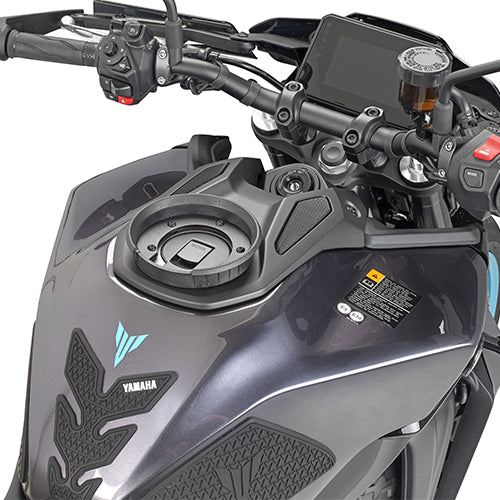 Givi BF90 Flangia specifica per l’utilizzo di borse da serbatoio TANKLOCK (Yamaha)